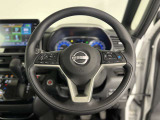プロパイロット搭載車だから高速道路などで、アクセル、ブレーキ、ハンドルの操作をアシストし、ドライバーの負担を軽減します。