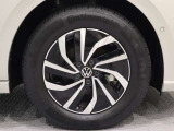185/65R15タイヤを装着した純正アルミホイール。乗り心地と走行安定性のバランスに配慮した仕様です。