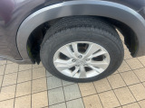 純正アルミ付き。ごらんのデザインが大きい車両を引き締まった感じにさせてくれますね。
