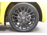 純正のアルミホイールが足元を飾ります!タイヤサイズは 165/55R15でございます。