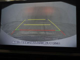 バックモニター付き。車両後方の映像を画面に表示し、駐車などの後退操作をサポートします。