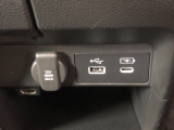 【充電用USBポート】スマホなどの充電に便利なUSBポートがついています!