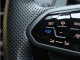 R専用パフォーマンスボタン。ワンタッチでドライブモードをスポーツ設定へ切り替え、T-Roc Rならではの力強い走りを即座に引き出します。