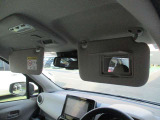 運転席サンバイザーにはバニティミラー付きで車内でもお化粧直しできます