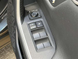 【パワーウィンドウ集中スイッチ】運転席のパワーウィンドスイッチ位置には運転以外の窓の開閉・ロック機能も付いています