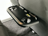 運転席のシートの裏に収納式のテーブルが装備されています。休憩時のちょっとした小物置きに使えてとっても便利ですね♪