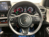 【ハンドル回り】インテリアに合わせたデザインのステアリングは、運転される方のことも考え、運転しやすい形状、大きさです。ぜひ一度、実際に触ってお確かめください。