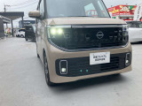 アダプティブLEDヘッドライトを装備。通常ハイビームで広範囲を照らして安全を確保。対向車や前方車を検知すると眩しくない様に配光を制御します。