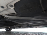 気になる中古車の下廻り。もちろん、納車時には整備スタッフによる点検を実施致しますので安心してご購入いただけます。