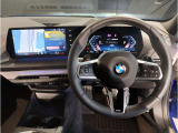 【ハンドル】ドライバーとBMW車の一体感がダイレクトに伝わるステアリングホイール。形状・太さへの拘りに加えて、操作性を高める為にスイッチ類も配置。クイックかつ安定のドライビングを体感下さい!