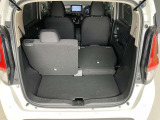 後部座席のシートアレンジでお荷物を載せる時に活躍します!左右片方ずつ倒すことも可能で色んなシーンで大活躍♪折り畳み自転車を載せている方もいらっしゃいます☆