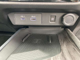 置くだけ充電機能やUSBポートなどがついていて便利です。