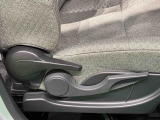 運転手の体格に合わせて,運転席の座面の高さ調整ができるシートリフターが付いてます