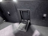 後席中央部分だけを貫通させられます。釣竿やスキー板など長尺物を積んでも大人4人が乗車できます。