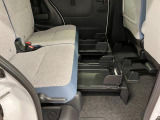 【置きラクボックス(後席)】 フロアに直接置きたくない荷物の収納に便利です