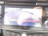 バックモニター。後方の映像を映し出して、駐車をスムースにアシストします。
