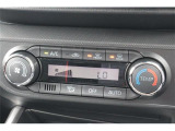 オートエアコンです。簡単操作で車内温度をコントロールします。