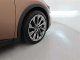装着タイヤサイズは、225/45R21です。純正アルミホイールを装着しております。