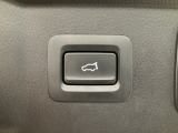 パワーリフトゲートは運転席とリフトゲート側、さらにアドバンストキーでも開閉が可能!開度は無段階にメモリー設定もできます。ゲート内側にタッチセンサーを配置し、手などを挟み込む危険を低減します。