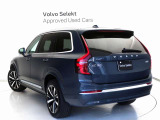 Volvo Cars appで車にリモートアクセスして、空調機能の操作や車の施錠・開錠、ソフトウェア更新などが可能です。エアコンやシートヒーターを操作して、出発前に車内を快適な温度に整えられます。