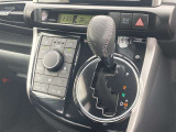 オートエアコンで車内快適♪ご希望の温度に設定すれば風向きや風量を自動で調整してくれますよ!