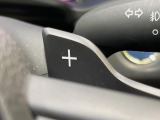【パドルシフト】ハンドルから手を離さずに素早くシフトアップ&ダウンができるので、エンジンブレーキを使う下り坂や高速道路の合流で加速したい場面で役立ちます。