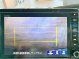 【リヤカメラ・トップビュー】真上からの映像で後方を確認でき、後退駐車や狭い場所での車庫入れも安心です。