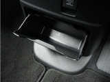 ◆センターロアボックス◆インパネ中央の下部には、ごみ箱としても使用する事ができるセンターロアボックスを装備しております。