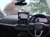 内装はシンプルに使い勝手を考え作られています。お車を運転する感覚をダイレクトに体感して頂けます。室内も広くロングドライブにも快適にお過ごしいただけます。