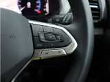 ステアリングスイッチを装備し、手元でオーディオや各種機能の操作が可能。運転中も視線移動を抑え、安全で快適なドライブをサポートします。
