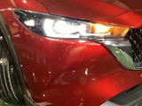 LEDヘッドライト装備!明るい白色光で夜間走行時の高い視認性を確保し、LEDならではの省電力化で低燃費にも貢献しています。