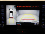 パノラミックビューモニターを装備。駐車場や交差点でクルマを真上から見るように周囲を確認できます。機能の詳細は販売店スタッフまでおたずねください。