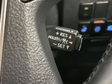 クルーズコントロール機能が付いています。 速度を設定するとアクセルを踏まなくても一定の速度で走ることができます。  高速道路ではとても便利な装置なんです。