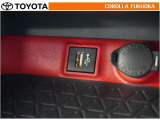 ポータブルオーディオなどの機器を接続して、車両のスピーカーで聞くことができます。