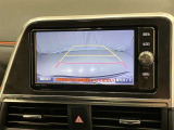 車庫入れなど後進運転時に死角をモニターで確認ができて安全です♪ ステアリング操作の参考になるガイド線も表示しますので車庫入れがニガテな方も安心ですネ!