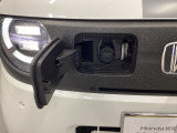 普通充電はフタを直接押し、充電コネクターを差すだけで充電開始します。