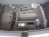ラゲッジ下部にはパンク修理キットが車載されていますので出先でのパンクに現場で対応出来ます。