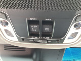 前席のスイッチでチルトアップ(換気)と電動スライド(開閉)が可能です。