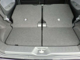 リヤシート背もたれを倒せば広い荷室になります