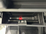 車検証や取扱説明書のなどの収納に便利なグローブボックスです。