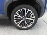 車両のデザインにマッチした純正アルミホイールを装着しています。