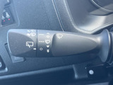 雨天時や視界が悪い時の運転をサポートするワイパー操作レバー。視界をクリアに保ち、安全な走行を確保します。