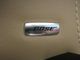BOSEサウンドシステムを搭載。「良い音を出す」ではなく、その車種のごとに特徴を計算(車種専用設計)し、「反響音」を作り出すことによってどの座席でも自分中心で音が聴こえ、「心地よい空間」を作り出します。