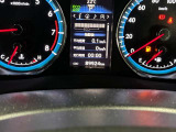 視認性に優れたメーターを採用しており、走行中でも車速や情報が分かりやすく表示されます。運転時の視線移動をむりのない範囲に抑え、快適で安心感のあるドライブをサポートします。