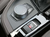 BMW SOSコール:エアバックが展開するような事故が発生した時に、車両に搭載されている通信端末から自動的にBMW SOSコールセンターにSOSコールが発信されます。