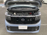 エンジンルームもきれいな状態です。日産のメカニックが点検整備をさせていただいてからのご納車となります