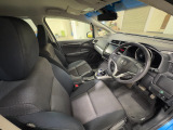 運転席は大きな座面と包み込むような背もたれが身体全体を支えます。上質なシートを採用し長時間の運転やコーナーの多い道も快適です。座ったときの頭上スペースも余裕たっぷりでロングドライブも楽チンです♪