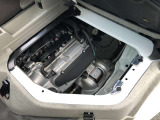 エンジンルームへは運転席・助手席シート下からアクセス