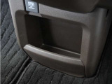 ◆センターロアボックス◆インパネ中央の下部には、ごみ箱としても使用する事ができるセンターロアボックスを装備しております。