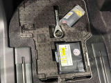 助手席足元下にはパンク修理キットが収納してあります